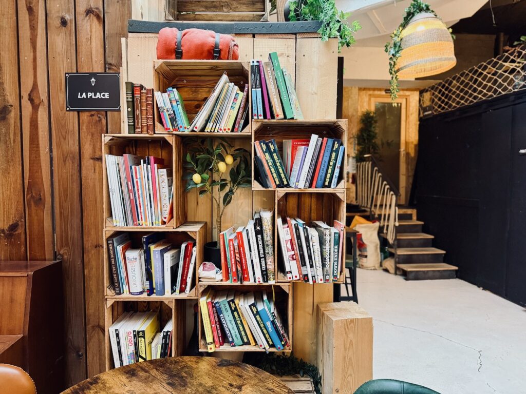 Le 20/35 est un espace coworking et tiers lieu hybride à Aix-en-Provence qui propose le prix libre pour ses services et une partie de ses boissons. (bibliothèque)