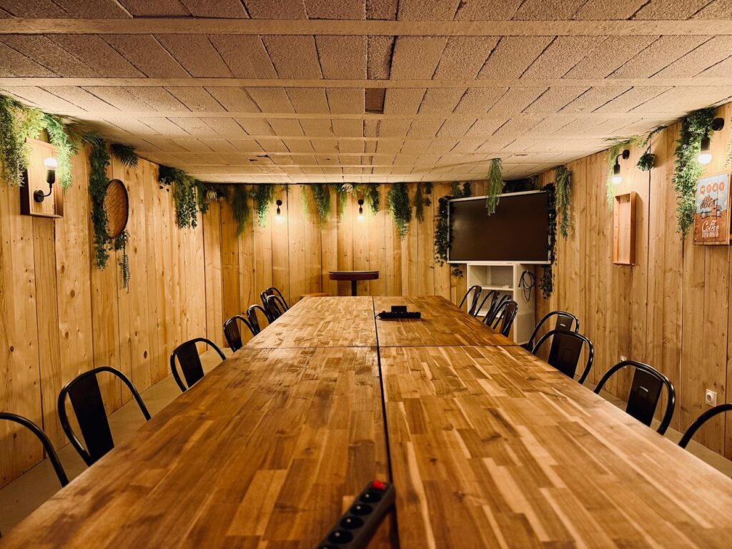 Le 20/35 est un espace coworking et tiers lieu hybride à Aix-en-Provence qui propose le prix libre pour ses services et une partie de ses boissons. (table réunion)