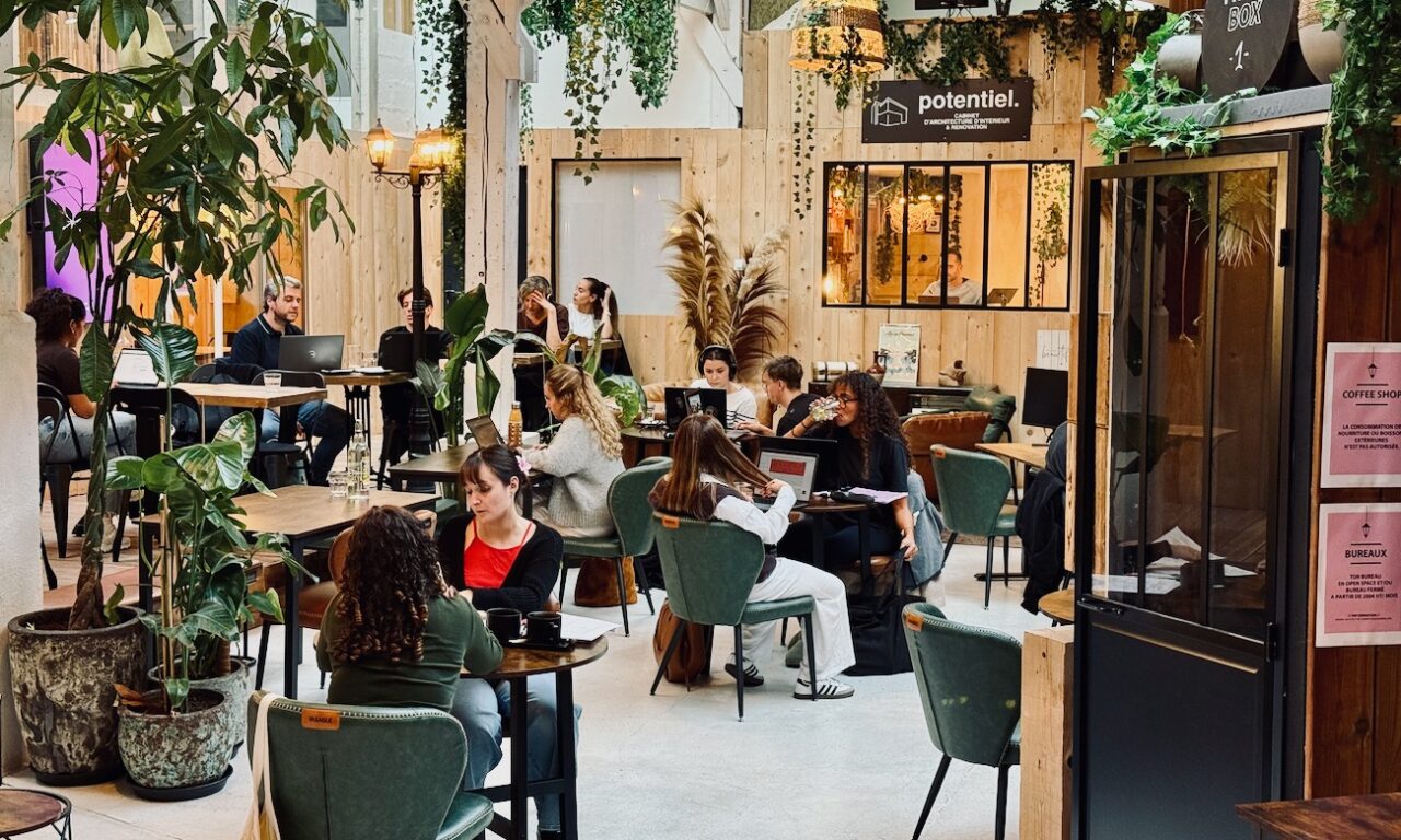 Le 20/35 est un espace coworking et tiers lieu hybride à Aix-en-Provence qui propose le prix libre pour ses services et une partie de ses boissons. (open space)