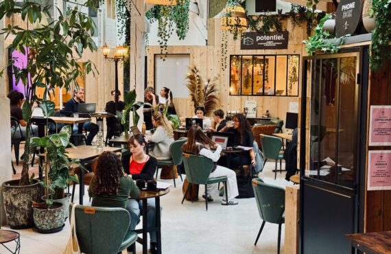 Le 20/35 est un espace coworking et tiers lieu hybride à Aix-en-Provence qui propose le prix libre pour ses services et une partie de ses boissons. (open space)