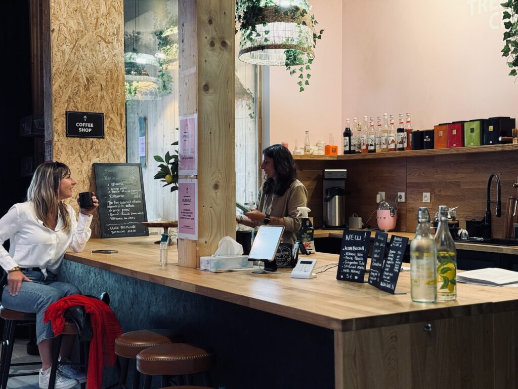 Le 20/35 est un espace coworking et tiers lieu hybride à Aix-en-Provence qui propose le prix libre pour ses services et une partie de ses boissons. (comptoir)