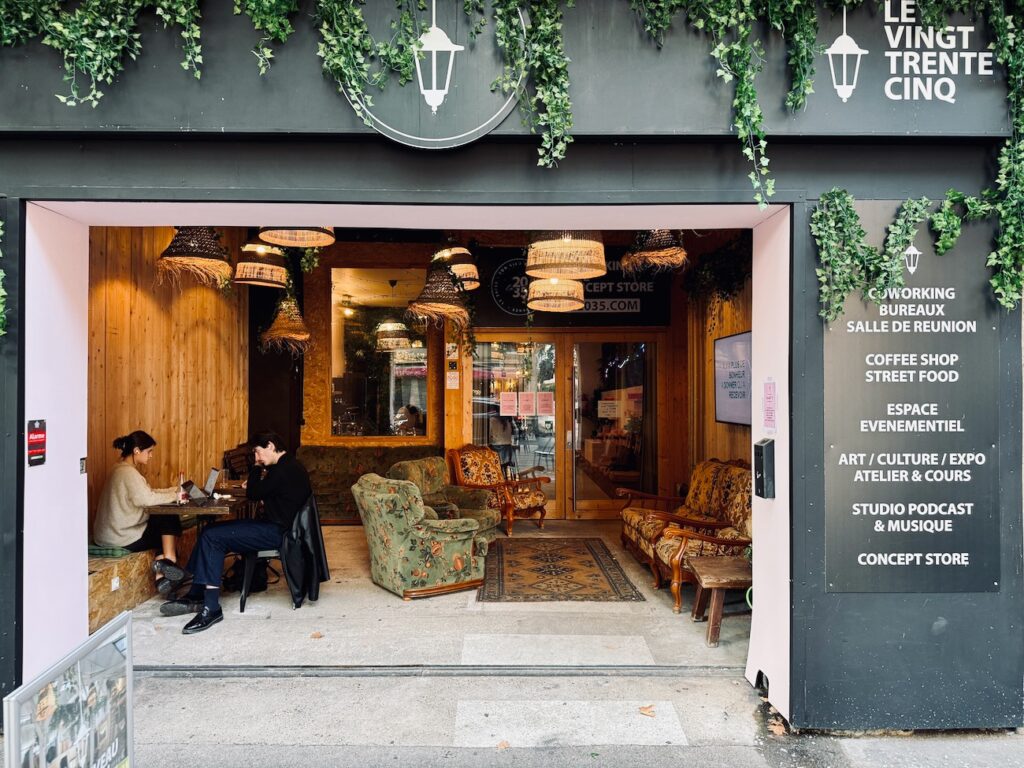 Le 20/35 est un espace coworking et tiers lieu hybride à Aix-en-Provence qui propose le prix libre pour ses services et une partie de ses boissons. (façade)