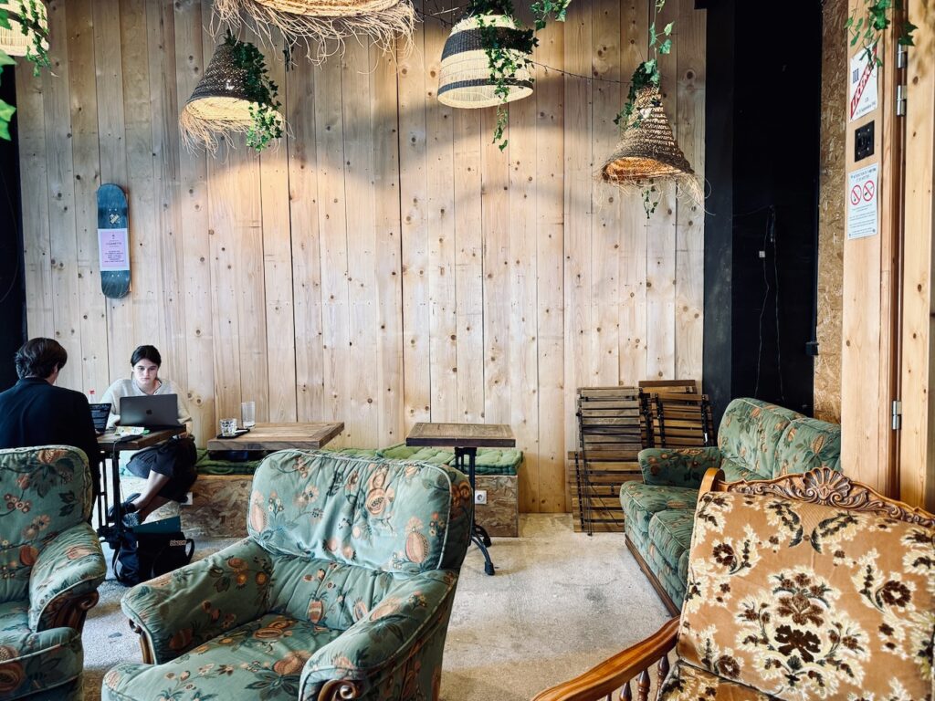 Le 20/35 est un espace coworking et tiers lieu hybride à Aix-en-Provence qui propose le prix libre pour ses services et une partie de ses boissons. 'extérieur)