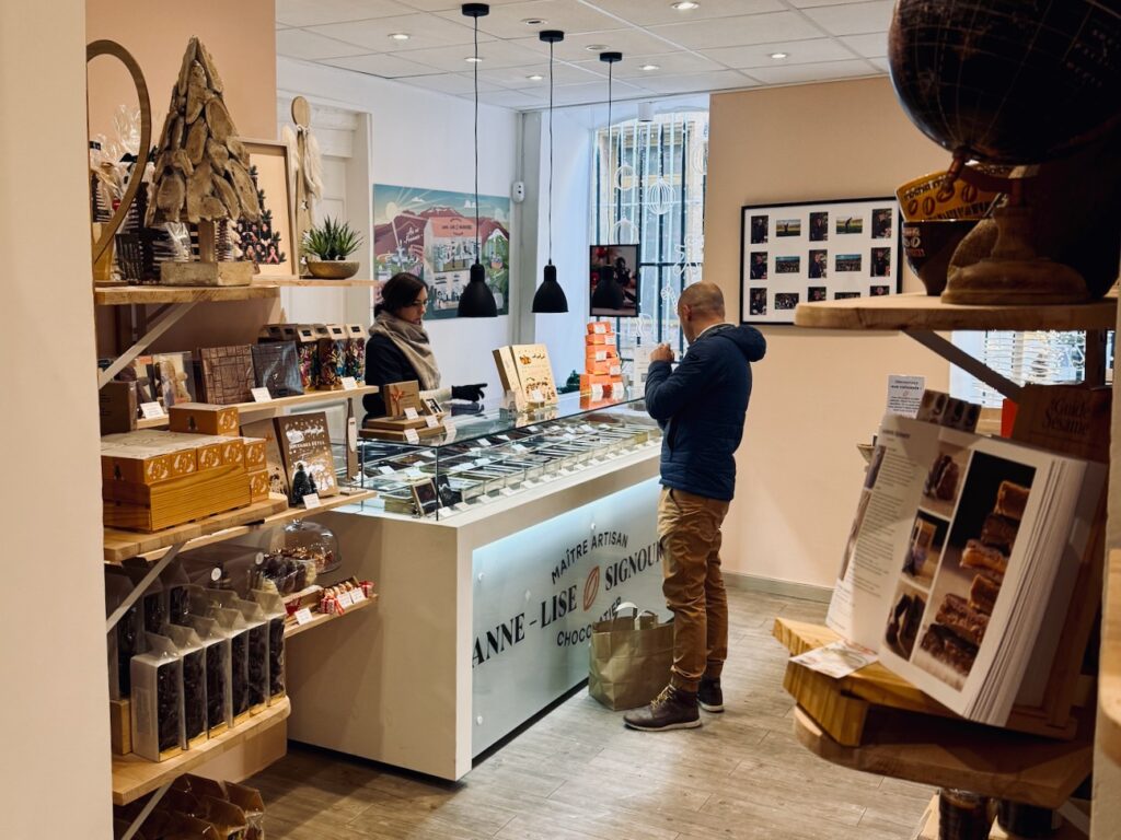 Anne-Lise Signouret propose dans sa quatrième boutique située à Aix en Provence, des chocolats réalisés de manière artisanale pour toutes les occasions. (intérieur)