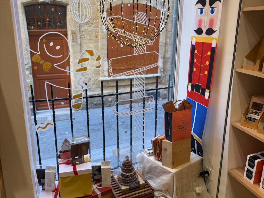 Anne-Lise Signouret propose dans sa quatrième boutique située à Aix en Provence, des chocolats réalisés de manière artisanale pour toutes les occasions. (décoration)
