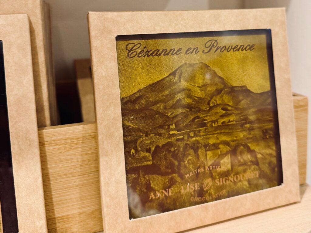 Anne-Lise Signouret propose dans sa quatrième boutique située à Aix en Provence, des chocolats réalisés de manière artisanale pour toutes les occasions. (Cézanne)