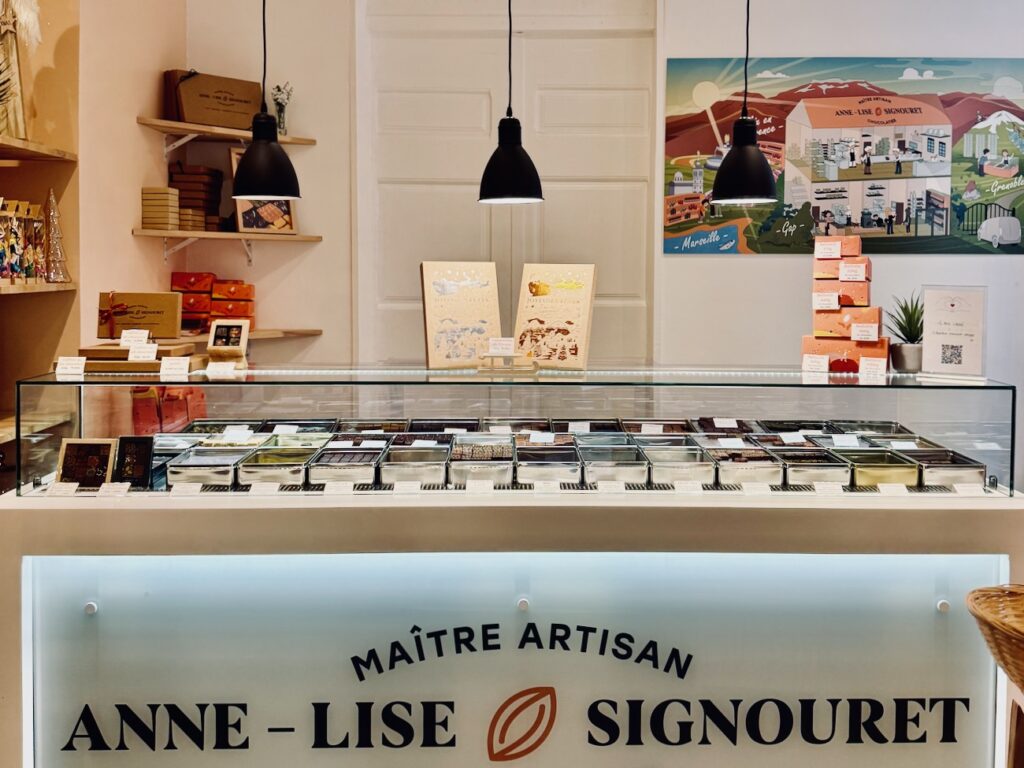 Anne-Lise Signouret propose dans sa quatrième boutique située à Aix en Provence, des chocolats réalisés de manière artisanale pour toutes les occasions. (vitrine)