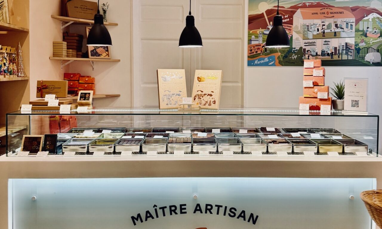 Anne-Lise Signouret propose dans sa quatrième boutique située à Aix en Provence, des chocolats réalisés de manière artisanale pour toutes les occasions. (vitrine)