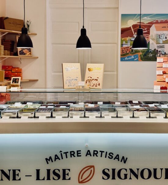 Anne-Lise Signouret propose dans sa quatrième boutique située à Aix en Provence, des chocolats réalisés de manière artisanale pour toutes les occasions. (vitrine)