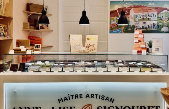 Anne-Lise Signouret propose dans sa quatrième boutique située à Aix en Provence, des chocolats réalisés de manière artisanale pour toutes les occasions. (vitrine)