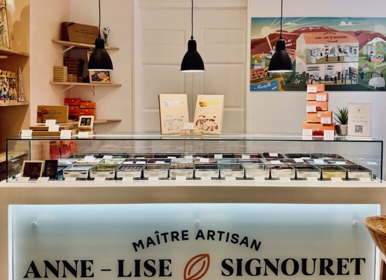 Anne-Lise Signouret propose dans sa quatrième boutique située à Aix en Provence, des chocolats réalisés de manière artisanale pour toutes les occasions. (vitrine)