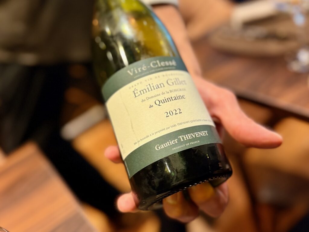 Aux Papillons est un restaurant bistronomique à Aix-en-Provence qui célèbre la cuisine dans un cadre feutré. Pauline et Quentin, passés par les palaces parisiens, signent une partition entre justesse des cuissons et inspirations de saison. (vin)