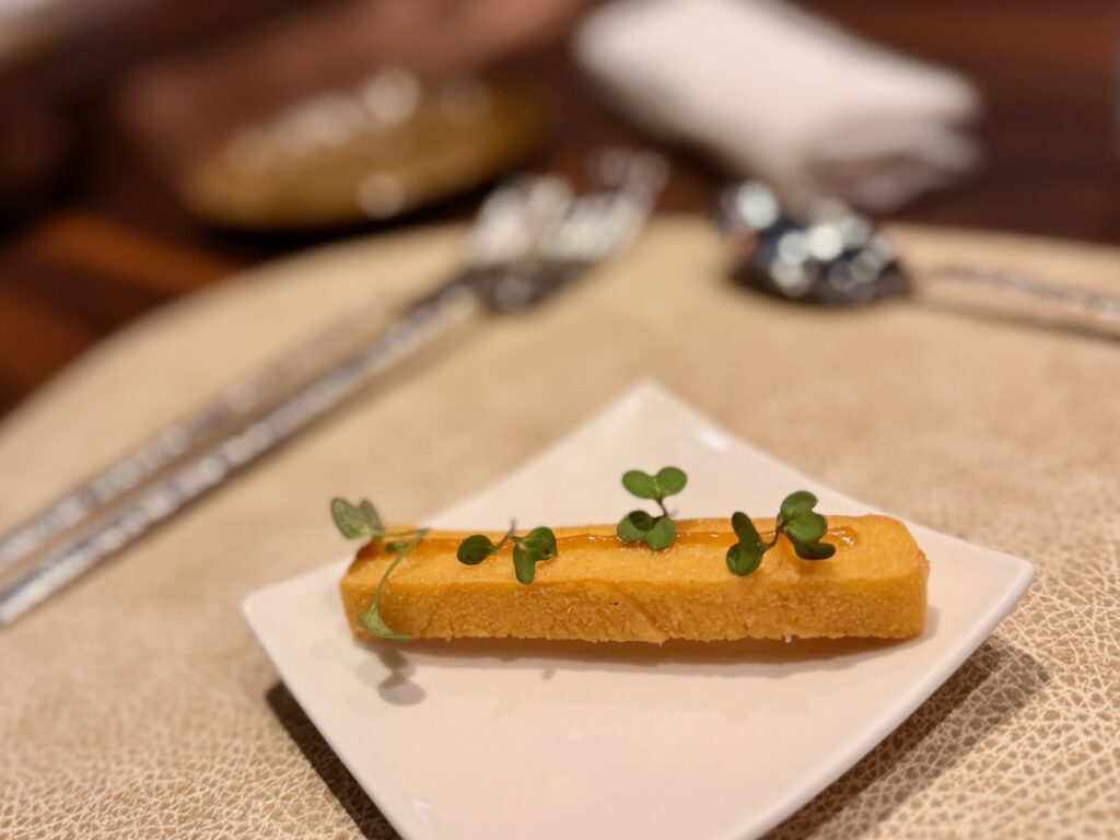 Aux Papillons est un restaurant bistronomique à Aix-en-Provence qui célèbre la cuisine dans un cadre feutré. Pauline et Quentin, passés par les palaces parisiens, signent une partition entre justesse des cuissons et inspirations de saison. 