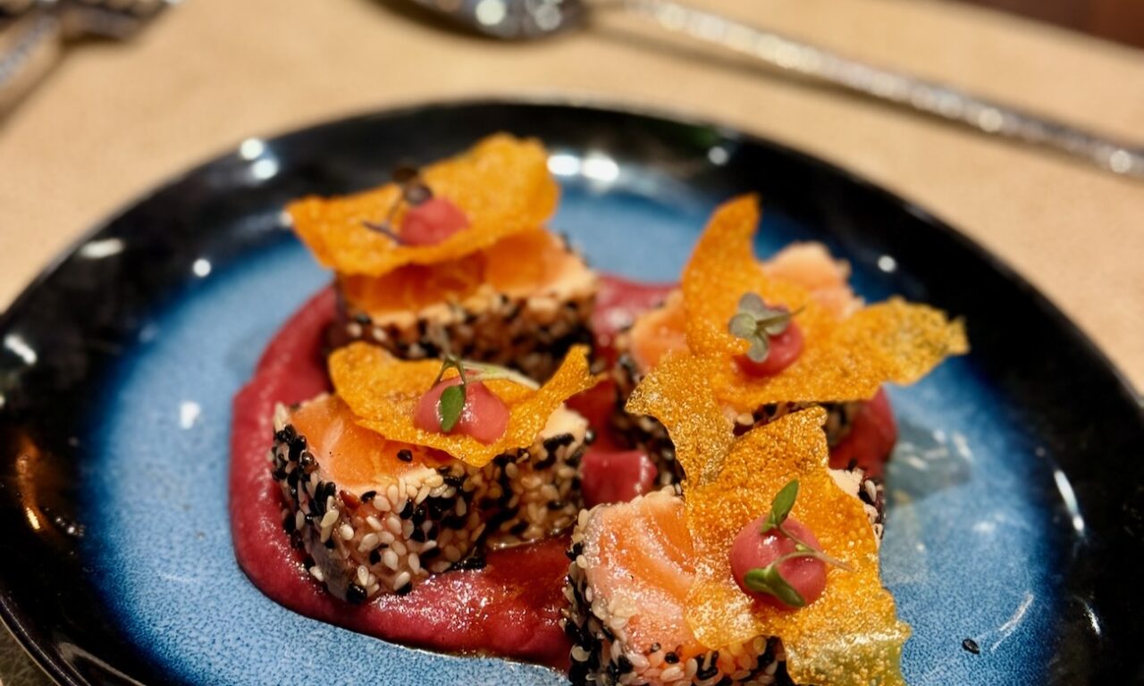 Aux Papillons est un restaurant bistronomique à Aix-en-Provence qui célèbre la cuisine dans un cadre feutré. Pauline et Quentin, passés par les palaces parisiens, signent une partition entre justesse des cuissons et inspirations de saison. 