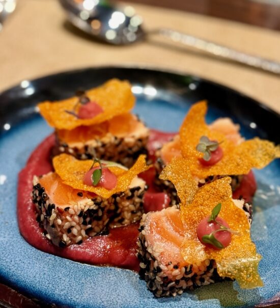 Aux Papillons est un restaurant bistronomique à Aix-en-Provence qui célèbre la cuisine dans un cadre feutré. Pauline et Quentin, passés par les palaces parisiens, signent une partition entre justesse des cuissons et inspirations de saison.