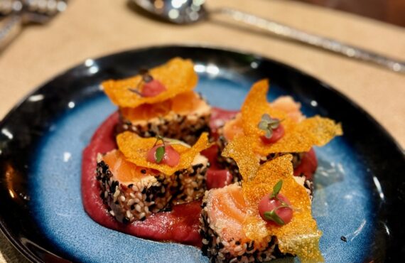 Aux Papillons est un restaurant bistronomique à Aix-en-Provence qui célèbre la cuisine dans un cadre feutré. Pauline et Quentin, passés par les palaces parisiens, signent une partition entre justesse des cuissons et inspirations de saison. 