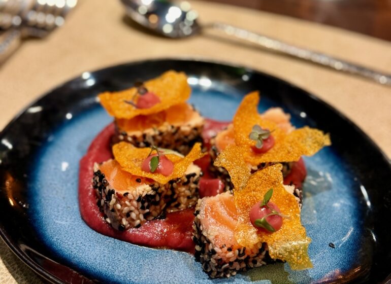 Aux Papillons est un restaurant bistronomique à Aix-en-Provence qui célèbre la cuisine dans un cadre feutré. Pauline et Quentin, passés par les palaces parisiens, signent une partition entre justesse des cuissons et inspirations de saison. 