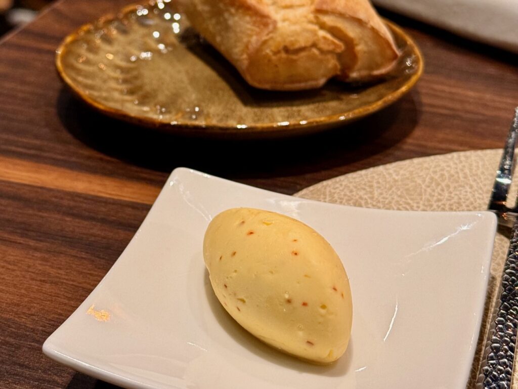 Aux Papillons est un restaurant bistronomique à Aix-en-Provence qui célèbre la cuisine dans un cadre feutré. Pauline et Quentin, passés par les palaces parisiens, signent une partition entre justesse des cuissons et inspirations de saison. (beurre)