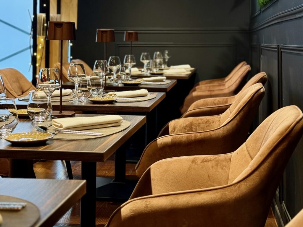 Aux Papillons est un restaurant bistronomique à Aix-en-Provence qui célèbre la cuisine dans un cadre feutré. Pauline et Quentin, passés par les palaces parisiens, signent une partition entre justesse des cuissons et inspirations de saison. 