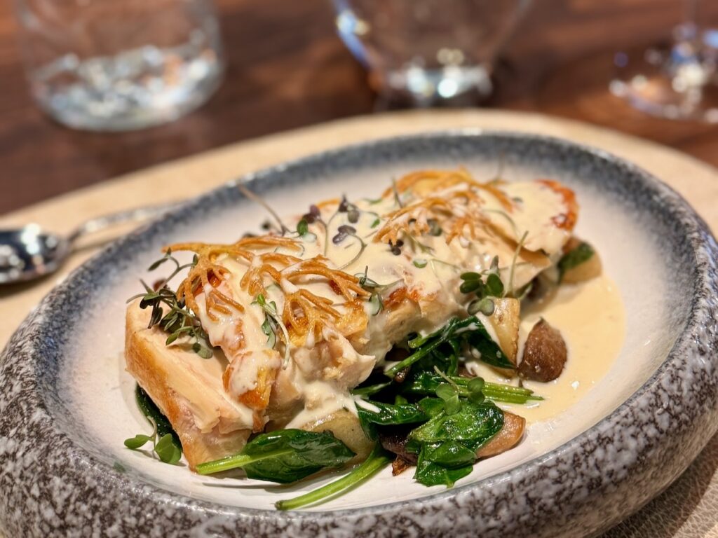 Aux Papillons est un restaurant bistronomique à Aix-en-Provence qui célèbre la cuisine dans un cadre feutré. Pauline et Quentin, passés par les palaces parisiens, signent une partition entre justesse des cuissons et inspirations de saison. 