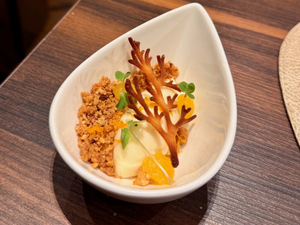 Aux Papillons est un restaurant bistronomique à Aix-en-Provence qui célèbre la cuisine dans un cadre feutré. Pauline et Quentin, passés par les palaces parisiens, signent une partition entre justesse des cuissons et inspirations de saison. (mignardises)