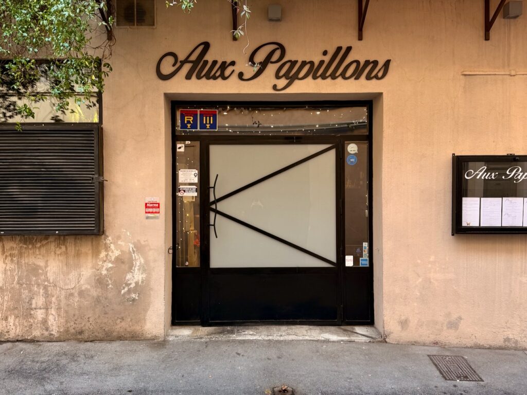 Aux Papillons est un restaurant bistronomique à Aix-en-Provence qui célèbre la cuisine dans un cadre feutré. Pauline et Quentin, passés par les palaces parisiens, signent une partition entre justesse des cuissons et inspirations de saison. (façade)