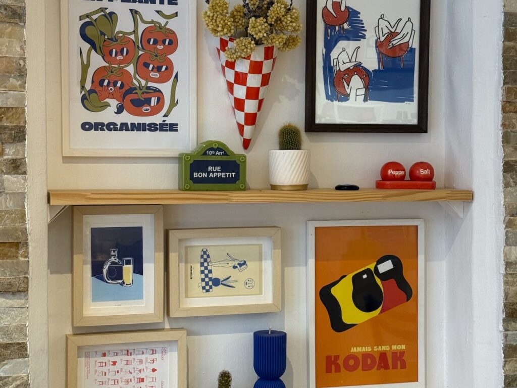 Charlie est un café cantine situé dans le centre d’Aix-en-Provence. Il propose des café de spécialité et une courte carte avec des options végétariennes. (déco)