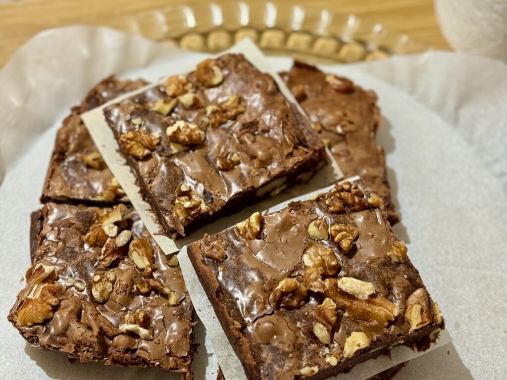 Charlie est un café cantine situé dans le centre d’Aix-en-Provence. Il propose des café de spécialité et une courte carte avec des options végétariennes. (brownie)