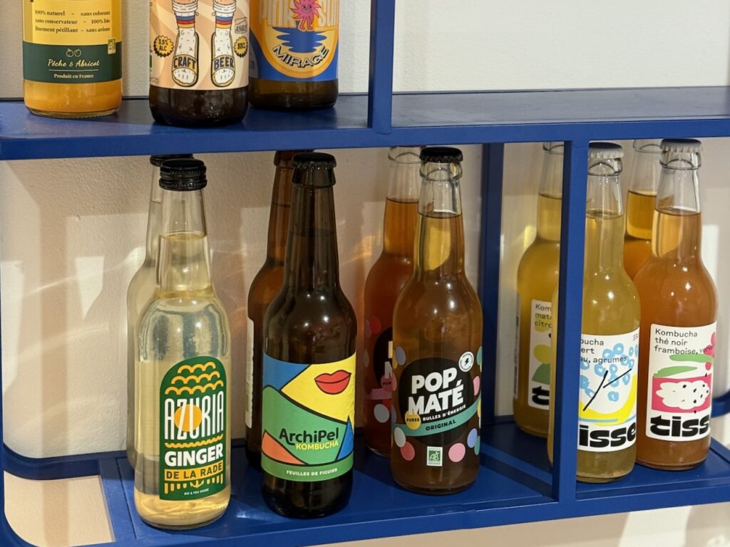 Charlie est un café cantine situé dans le centre d’Aix-en-Provence. Il propose des café de spécialité et une courte carte avec des options végétariennes. (boissons)