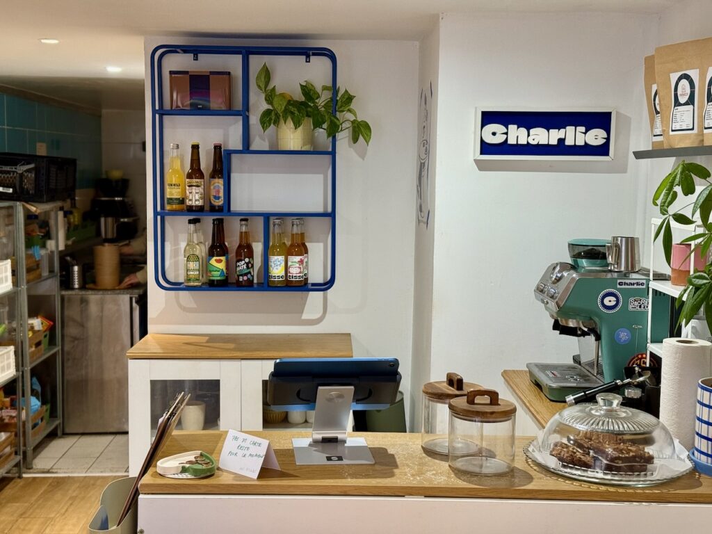 Charlie est un café cantine situé dans le centre d’Aix-en-Provence. Il propose des café de spécialité et une courte carte avec des options végétariennes.