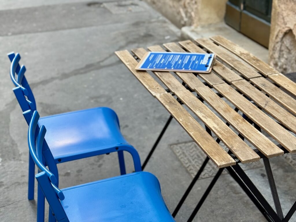 Charlie est un café cantine situé dans le centre d’Aix-en-Provence. Il propose des café de spécialité et une courte carte avec des options végétariennes. (terrasse)