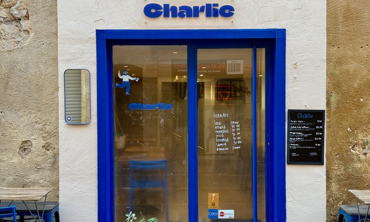 Charlie est un café cantine situé dans le centre d’Aix-en-Provence. Il propose des café de spécialité et une courte carte avec des options végétariennes.