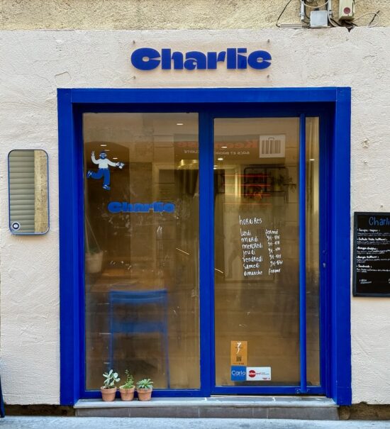 Charlie est un café cantine situé dans le centre d’Aix-en-Provence. Il propose des café de spécialité et une courte carte avec des options végétariennes.