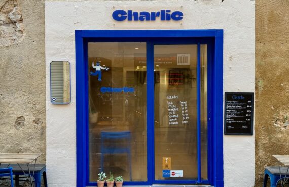 Charlie est un café cantine situé dans le centre d’Aix-en-Provence. Il propose des café de spécialité et une courte carte avec des options végétariennes. (devanture)
