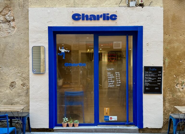 Charlie est un café cantine situé dans le centre d’Aix-en-Provence. Il propose des café de spécialité et une courte carte avec des options végétariennes.