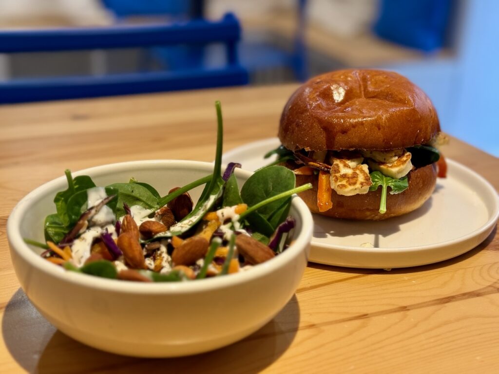 Charlie est un café cantine situé dans le centre d’Aix-en-Provence. Il propose des café de spécialité et une courte carte avec des options végétariennes.