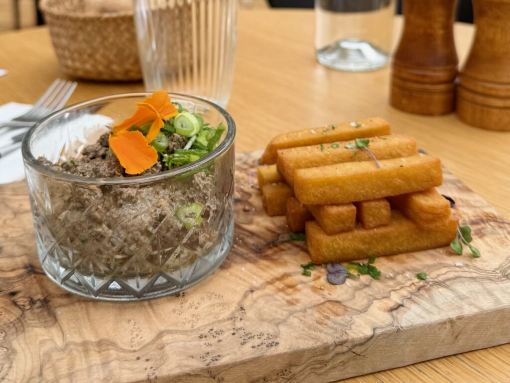 Niché à deux pas de la faculté de droit, L’Escargot rassemble tout l’écosystème autour d’une cuisine bistrot fraîche et savoureuse. (entrée)