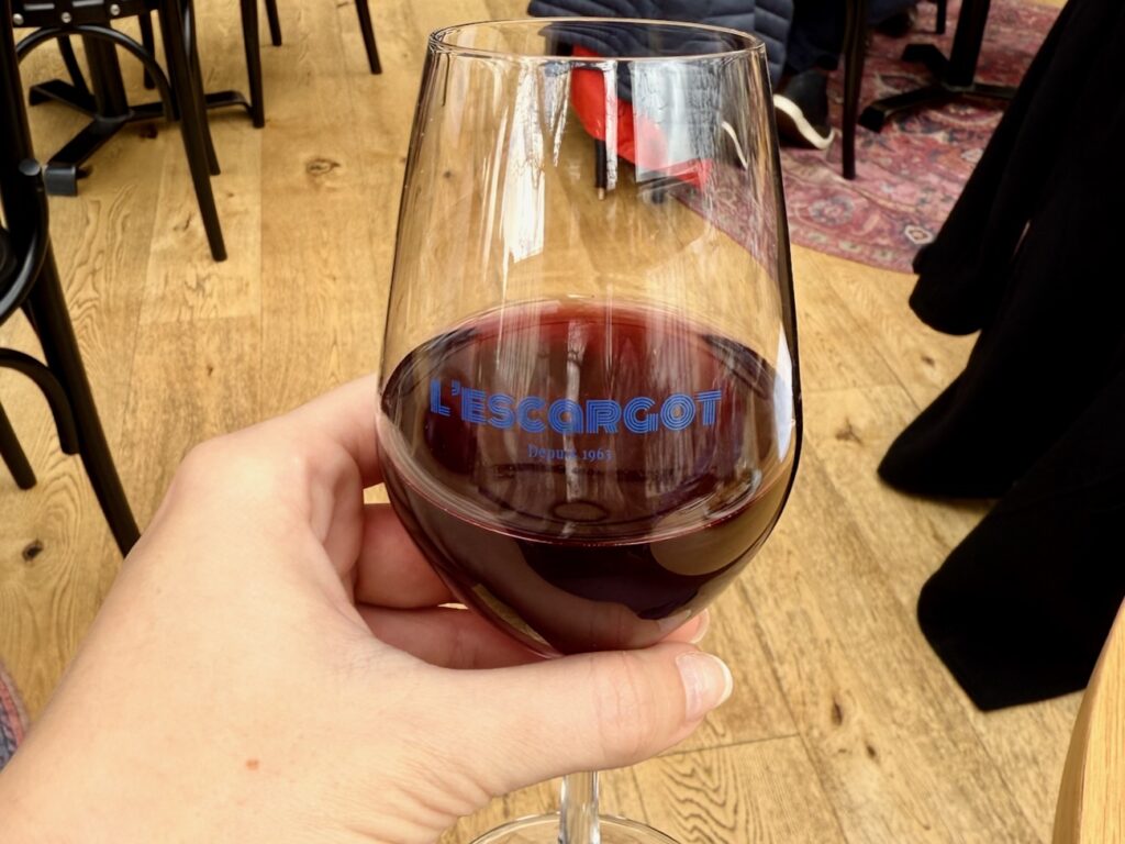 Niché à deux pas de la faculté de droit, L’Escargot rassemble tout l’écosystème autour d’une cuisine bistrot fraîche et savoureuse. (vin)