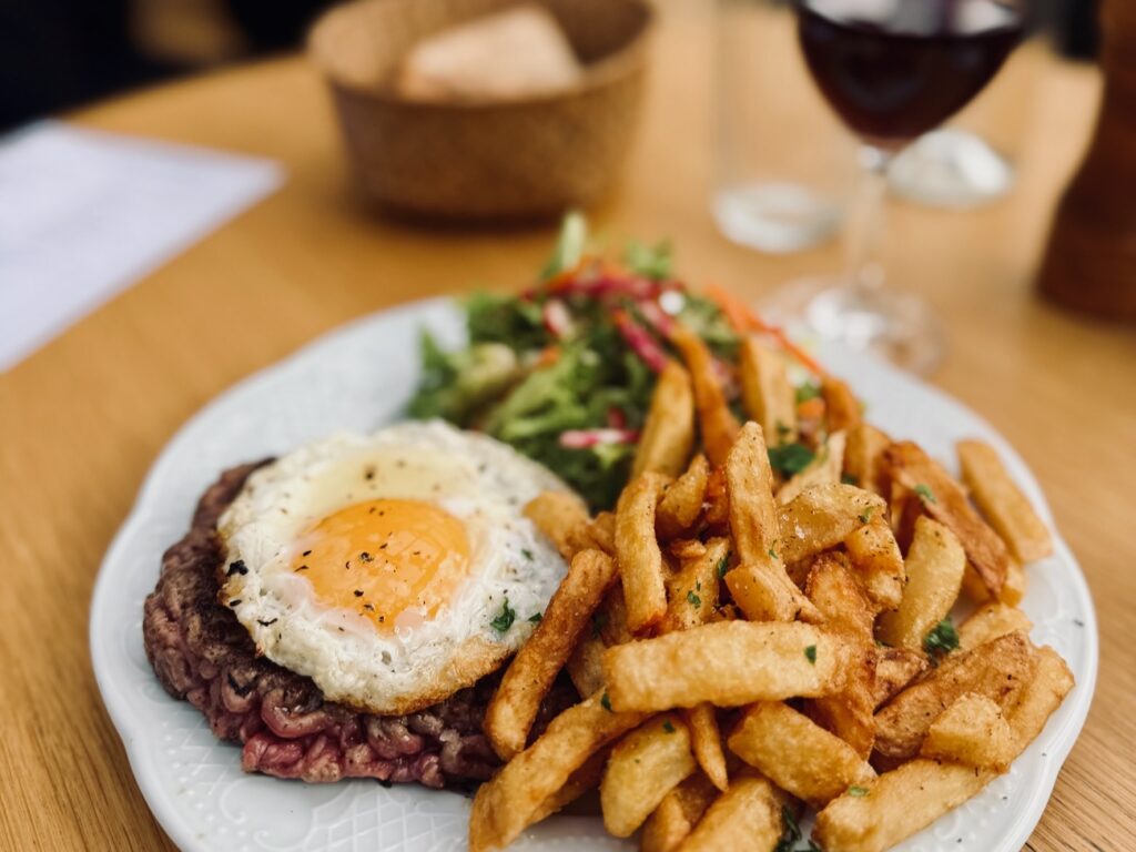 Niché à deux pas de la faculté de droit, L’Escargot rassemble tout l’écosystème autour d’une cuisine bistrot fraîche et savoureuse. (oeuf)