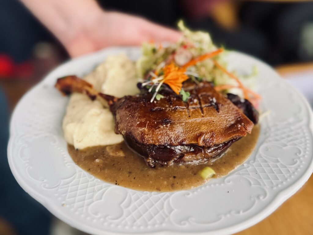 Niché à deux pas de la faculté de droit, L’Escargot rassemble tout l’écosystème autour d’une cuisine bistrot fraîche et savoureuse. (confit)