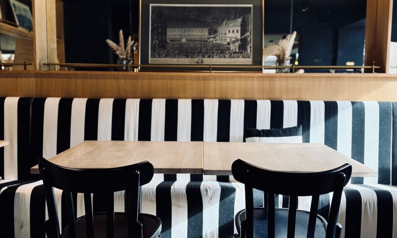 Niché à deux pas de la faculté de droit, L’Escargot rassemble tout l’écosystème autour d’une cuisine bistrot fraîche et savoureuse. (banquette)