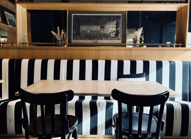 Niché à deux pas de la faculté de droit, L’Escargot rassemble tout l’écosystème autour d’une cuisine bistrot fraîche et savoureuse. (banquette)