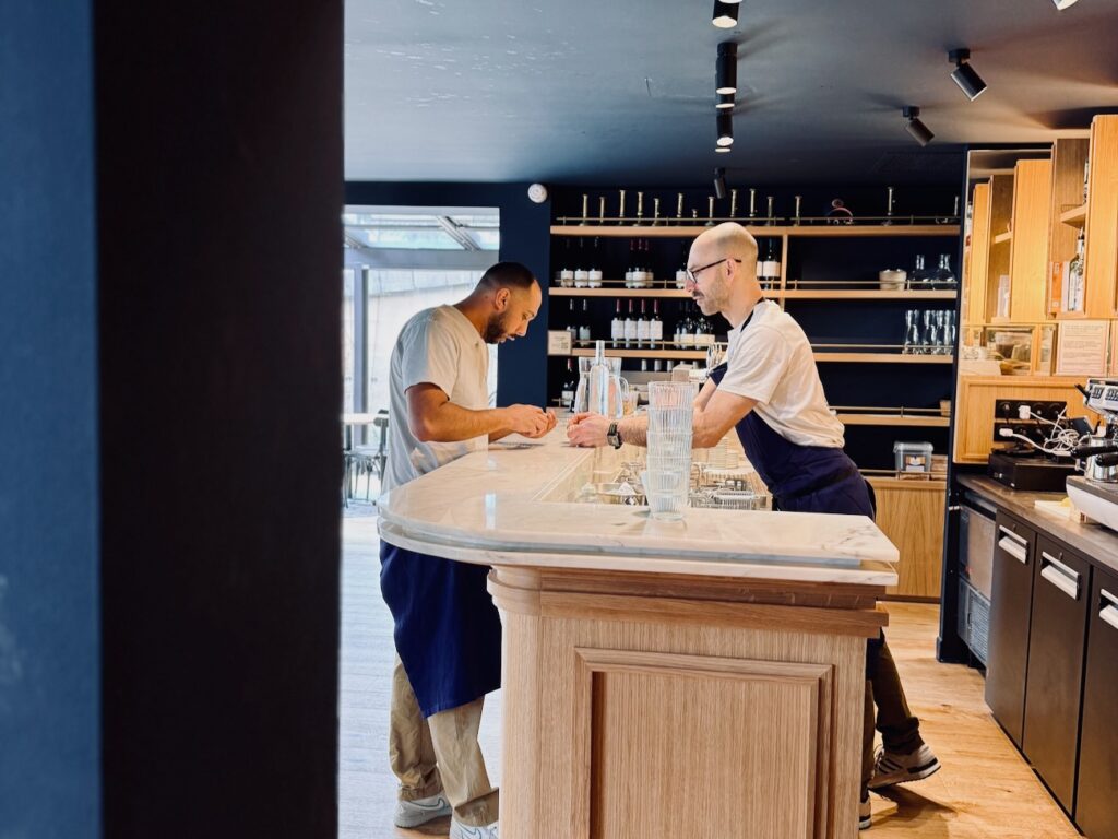 Niché à deux pas de la faculté de droit, L’Escargot rassemble tout l’écosystème autour d’une cuisine bistrot fraîche et savoureuse. (bar)