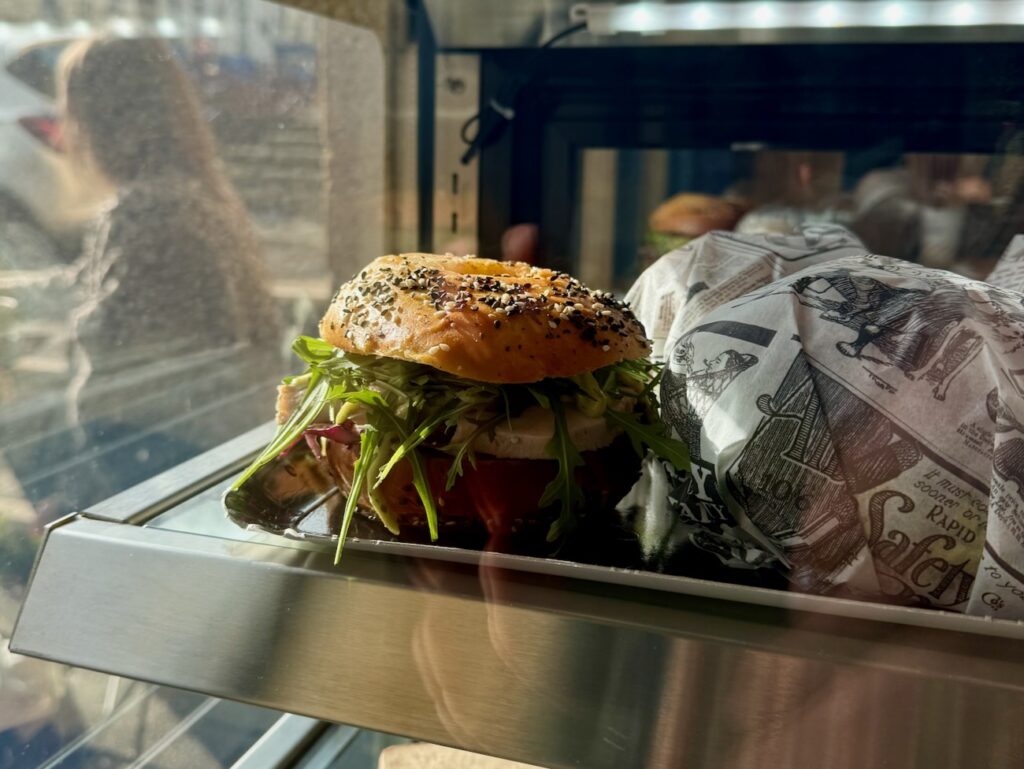 Niché à deux pas de la faculté de droit, L’Escargot rassemble tout l’écosystème autour d’une cuisine bistrot fraîche et savoureuse. (burger)