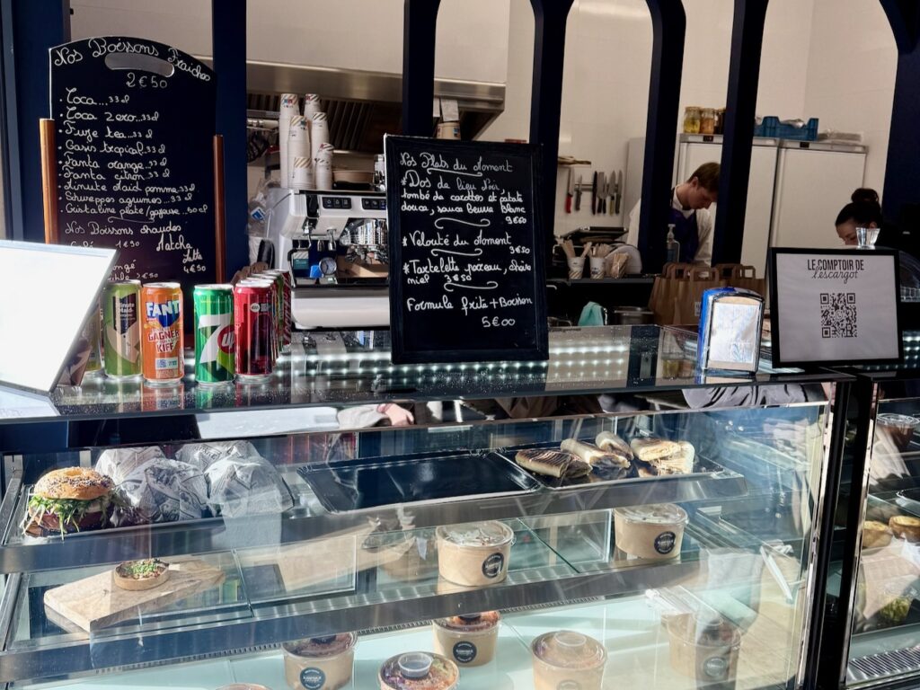 Niché à deux pas de la faculté de droit, L’Escargot rassemble tout l’écosystème autour d’une cuisine bistrot fraîche et savoureuse. (comptoir)