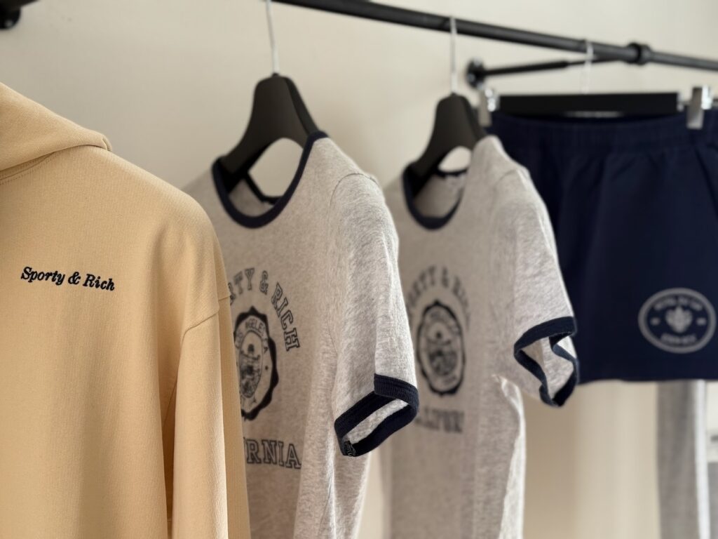 Storm est un studio de fitness situé au coeur d’Aix-en-Provence proposant des cours de lagree, de pilate Mat et de barre. (t shirts bis)