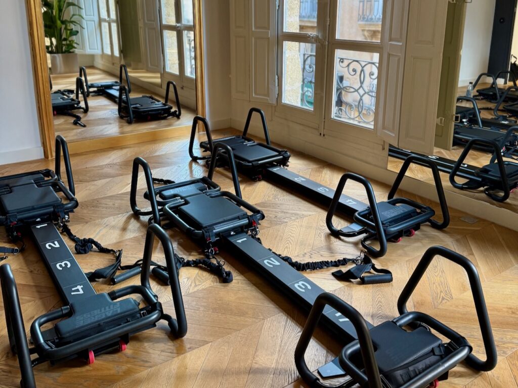 Storm est un studio de fitness situé au coeur d’Aix-en-Provence proposant des cours de lagree, de pilate Mat et de barre. (machines)