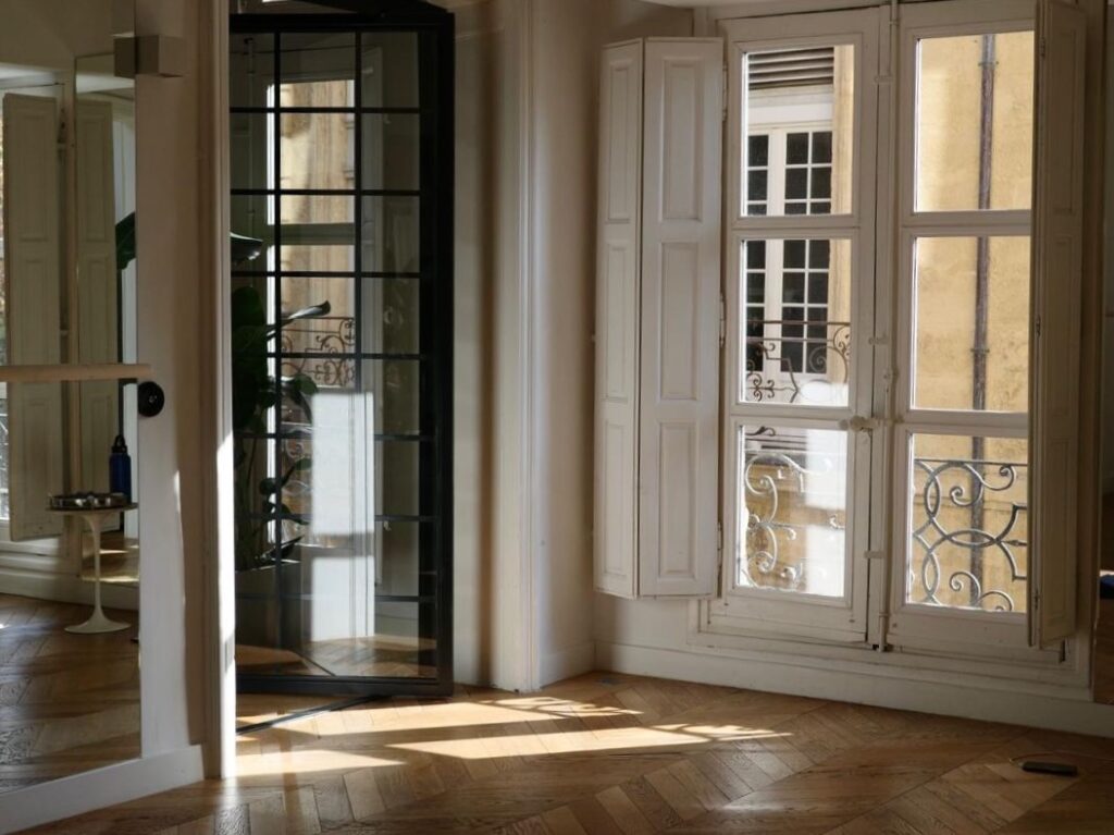 Storm est un studio de fitness situé au coeur d’Aix-en-Provence proposant des cours de lagree, de pilate Mat et de barre.