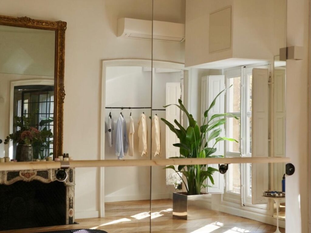 Storm est un studio de fitness situé au coeur d’Aix-en-Provence proposant des cours de lagree, de pilate Mat et de barre. (miroirs)