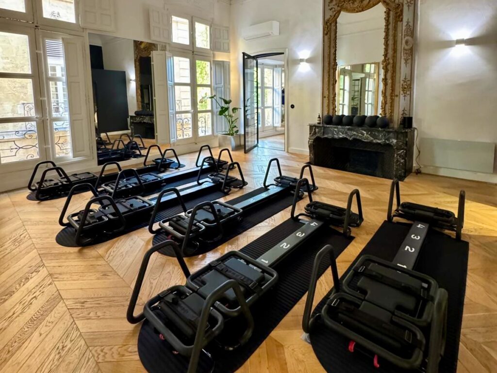 Storm est un studio de fitness situé au coeur d’Aix-en-Provence proposant des cours de lagree, de pilate Mat et de barre. (machine bis)